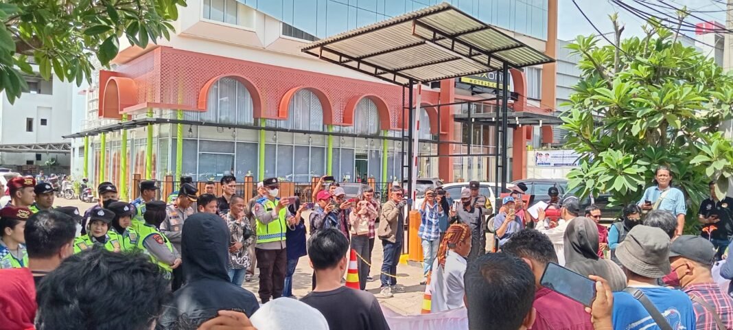 POSE RI dan JO Media Partner POSE RI Desak Pemilik MaxOne Hotel Kosongkan Tanah 550 Meter POSE RI dan JO Media Partner POSE RI Desak Pemilik MaxOne Hotel Kosongkan Tanah 550 Meter
