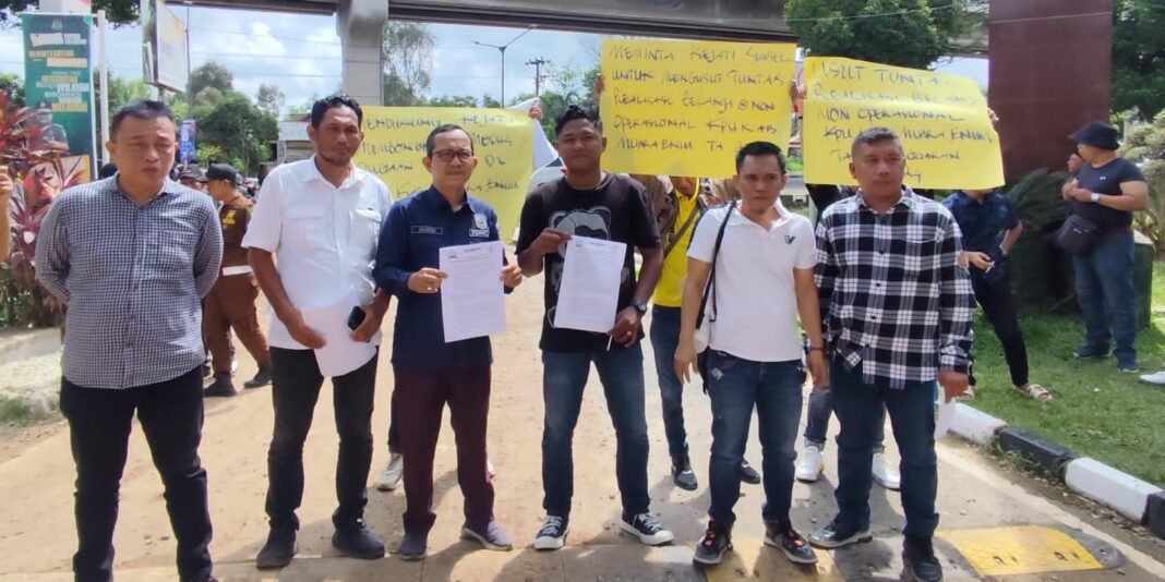 Usut Tuntas Seluruh Dana Hibah yang diterima KPU Muara Enim Tahun 2024 SCW dan CACA Sumsel Minta Kejati Sumsel Usut Tuntas Seluruh Dana Hibah yang diterima KPU Muara Enim Tahun 2024 SCW dan CACA Sumsel Minta Kejati Sumsel