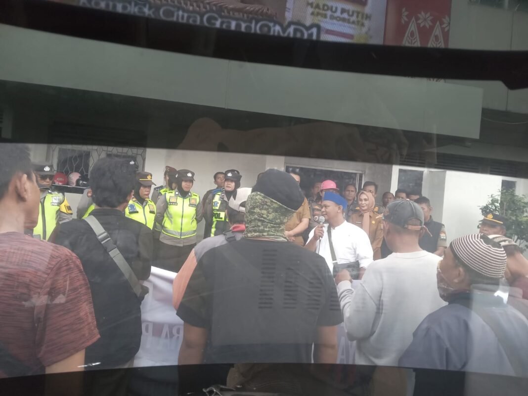 Massa Laskar Sumsel Geruduk Dinas Koperasi Palembang: Tuntut Pemecatan Oknum ASN Arogan dan Reformasi Pelayanan Publik Massa Laskar Sumsel Geruduk Dinas Koperasi Palembang: Tuntut Pemecatan Oknum ASN Arogan dan Reformasi Pelayanan Publik