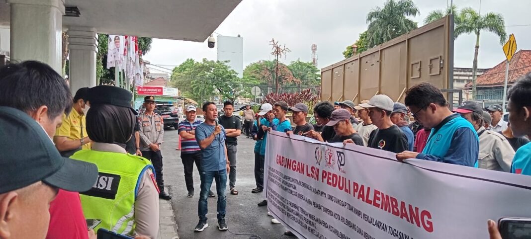 Massa Gabungan LSM Peduli Palembang Desak Walikota Palembang Evaluasi Kinerja BAPENDA Kota Palembang Massa Gabungan LSM Peduli Palembang Desak Walikota Palembang Evaluasi Kinerja BAPENDA Kota Palembang