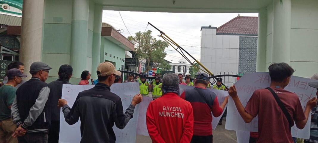 Massa Gabungan Organisasi Bersatu Minta Kejari Palembang Dalami Dugaan Keterlibatan Oknum Pejabat ATR BPN Kota Palembang Dengan Penerbitan Sertifikat Kel, Karya Melalui Program PTSL Tahun 2019 Massa Gabungan Organisasi Bersatu Minta Kejari Palembang Dalami Dugaan Keterlibatan Oknum Pejabat ATR BPN Kota Palembang Dengan Penerbitan Sertifikat Kel, Karya Melalui Program PTSL Tahun 2019