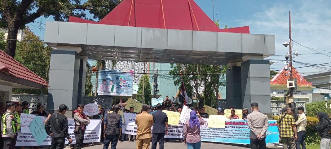Aliansi Aktivis Mahasiswa Serta Pedagang Pasar Induk Jakabaring Palembang Bersatu Geruduk Kantor Gubernur Sumsel Minta Gubernur Sumsel Segera Lakukan Revitalisasi Pasar Induk Jakabaring Palembang Aliansi Aktivis Mahasiswa Serta Pedagang Pasar Induk Jakabaring Palembang Bersatu Geruduk Kantor Gubernur Sumsel Minta Gubernur Sumsel Segera Lakukan Revitalisasi Pasar Induk Jakabaring Palembang