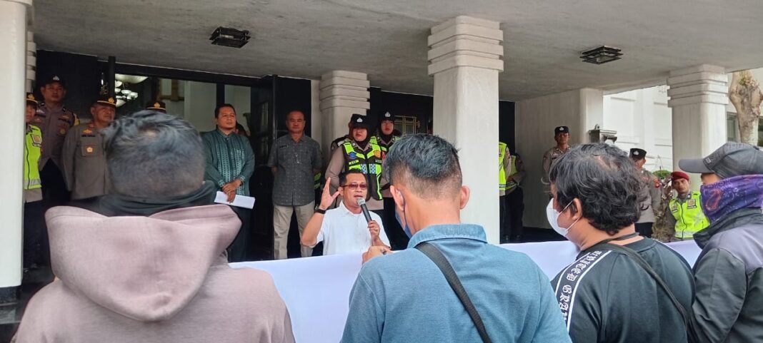 Hentikan Aktivitas Pembangunan Gedung Ruko Simpang Rajawali Diduga Tidak Memiliki Izin Koalisi Organisasi Pergerakan Kota Palembang Meminta Walikota Palembang Hentikan Aktivitas Pembangunan Gedung Ruko Simpang Rajawali Diduga Tidak Memiliki Izin Koalisi Organisasi Pergerakan Kota Palembang Meminta Walikota Palembang