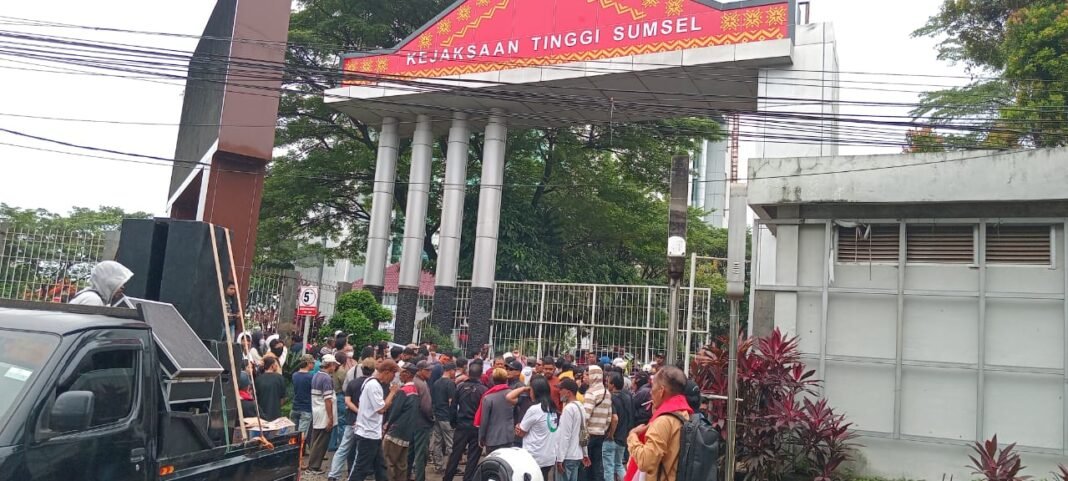 LSM GRANSI dan Forum LSM Bersatu Gelar Aksi Damai Desak Kejati Sumsel Usut Dugaan Korupsi Dana Hibah dan Penyimpanhan Anggaran di Kabupaten Banyuasin LSM GRANSI dan Forum LSM Bersatu Gelar Aksi Damai Desak Kejati Sumsel Usut Dugaan Korupsi Dana Hibah dan Penyimpanhan Anggaran di Kabupaten Banyuasin