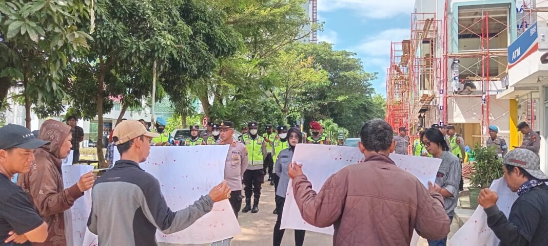 Massa DPW MKS Indonesia dan PB. FPMP Minta Kejati Usut Tuntas Dugaan KKN di Pemkab PALI, Dinas Kominfo Muba, dan Sekwan DPRD Prov. Sumsel Massa DPW MKS Indonesia dan PB. FPMP Minta Kejati Usut Tuntas Dugaan KKN di Pemkab PALI, Dinas Kominfo Muba, dan Sekwan DPRD Prov. Sumsel