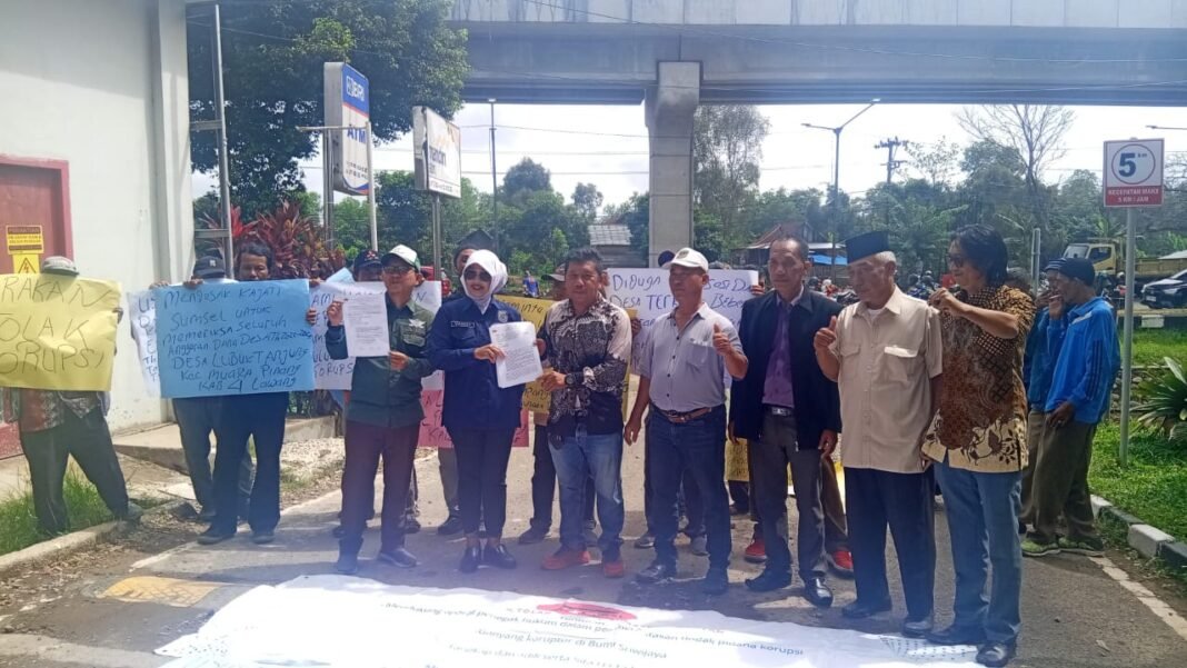 Massa Galaksi Sambangi Kejati Sumsel Mempertanyakan Terkait Laporan dan Aksi Beberapa Hari Yang Lalu Mengenai Adanya Dugaan Pungli di BPBD Banyuasin dan Dugaan Korupsi Dana Hibah PMI Banyuasin Massa Galaksi Sambangi Kejati Sumsel Mempertanyakan Terkait Laporan dan Aksi Beberapa Hari Yang Lalu Mengenai Adanya Dugaan Pungli di BPBD Banyuasin dan Dugaan Korupsi Dana Hibah PMI Banyuasin