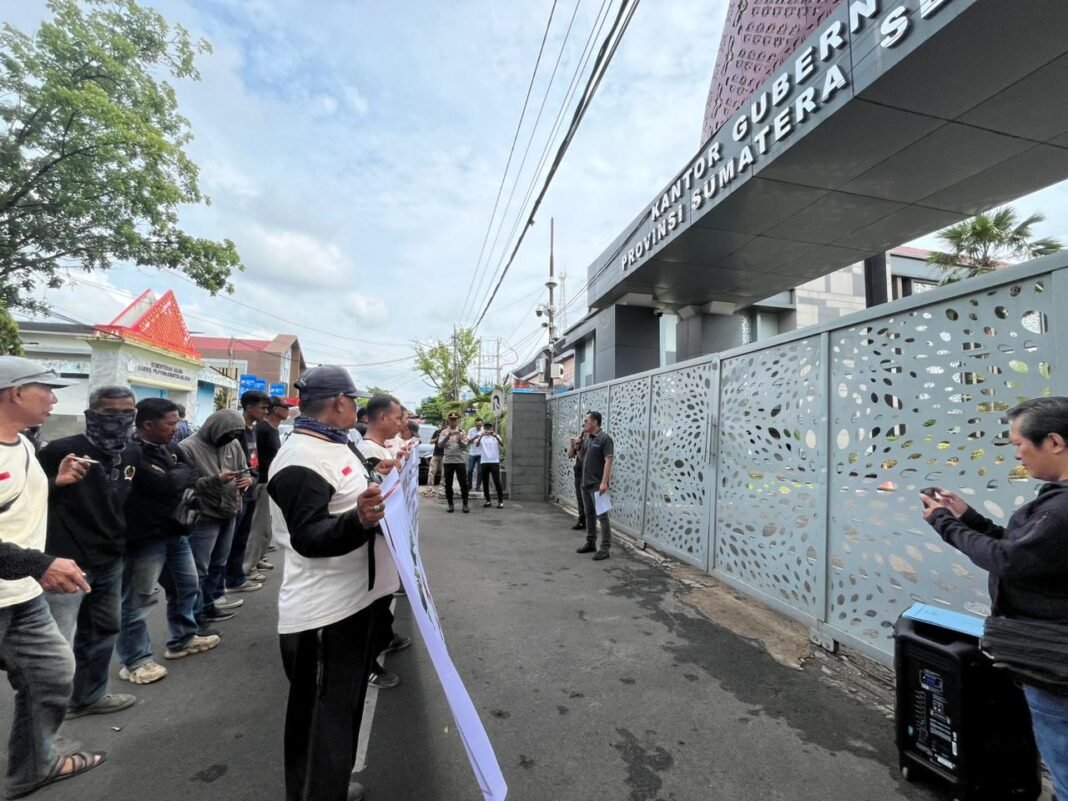 Bebasnya 4 Kendaraan Truk Berat HD Milik PT. MIP Melintas Dijalan Umum, Massa SIRA Minta Pemprov Berikan Sanksi Tegas Bebasnya 4 Kendaraan Truk Berat HD Milik PT. MIP Melintas Dijalan Umum, Massa SIRA Minta Pemprov Berikan Sanksi Tegas