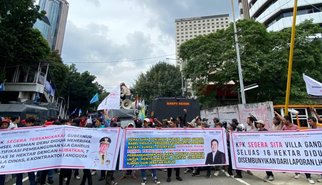 Hari Anti Korupsi Sedunia Massa SCW Gelar Aksi Damai di KPK RI Terkait Dugaan Korupsi di Provinsi Sumatera Selatan Hari Anti Korupsi Sedunia Massa SCW Gelar Aksi Damai di KPK RI Terkait Dugaan Korupsi di Provinsi Sumatera Selatan