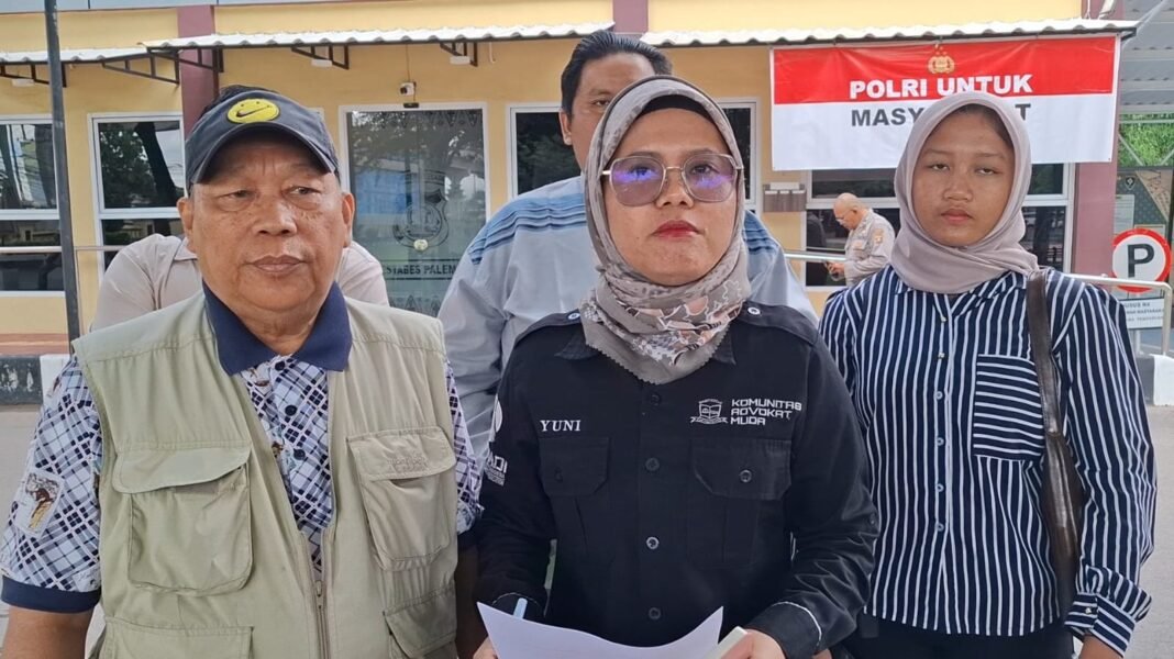 Kgs Jamaludin, Didampingi Kuasa Hukumnya, Laporkan ME Atas Dugaan Penipuan Dan Atau Penggelapan Uang 100 Juta Kgs Jamaludin, Didampingi Kuasa Hukumnya, Laporkan ME Atas Dugaan Penipuan Dan Atau Penggelapan Uang 100 Juta