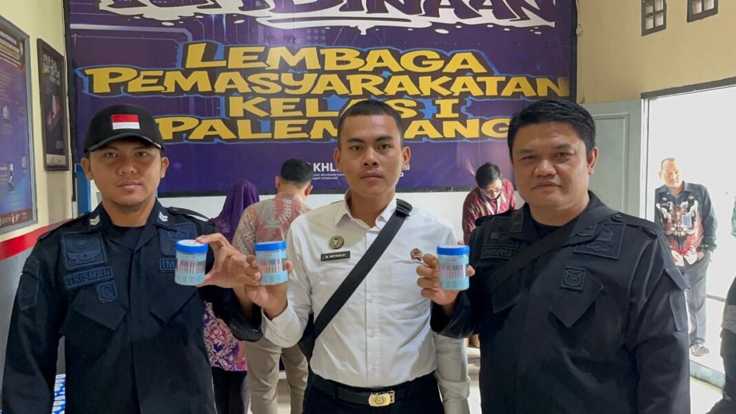 Tak Ada Kompromi! Seluruh Petugas dan Warga Binaan Lapas Kelas I Palembang di Tes Urin Tak Ada Kompromi! Seluruh Petugas dan Warga Binaan Lapas Kelas I Palembang di Tes Urin