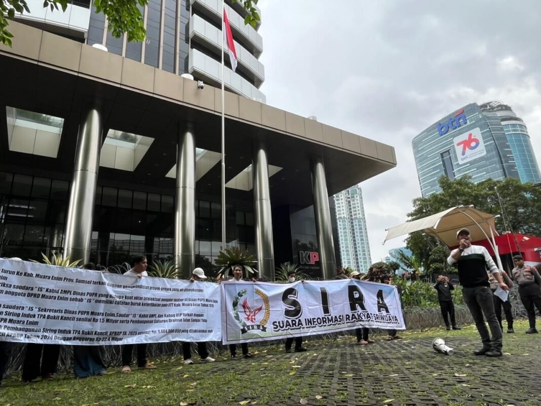 Massa SIRA Desak KPK RI Segera Periksa “IS” Kabid AMPL Dinas PUPR yg diduga kuat aktor intelektual pengatur tender di Dinas PUPR Muara Enim Massa SIRA Desak KPK RI Segera Periksa “IS” Kabid AMPL Dinas PUPR yg diduga kuat aktor intelektual pengatur tender di Dinas PUPR Muara Enim