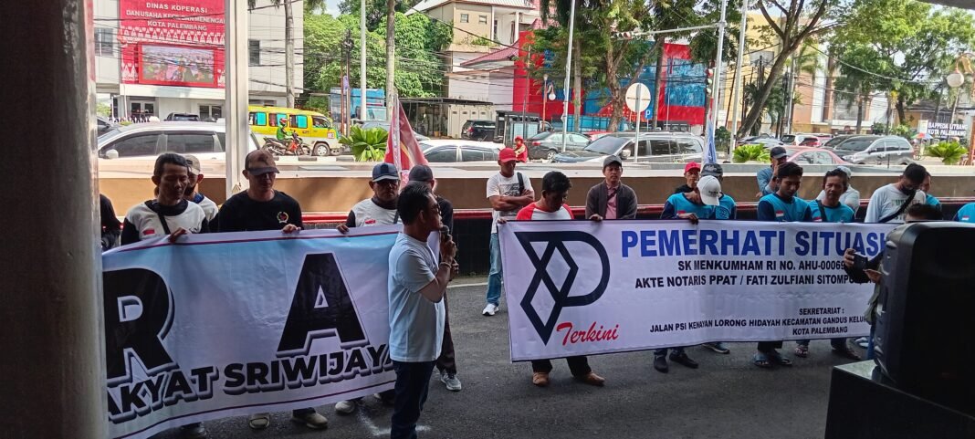 Dukung dan Desak Walikota Palembang Evaluasi Serta Copot Jajaran Pejabat BAPENDA Kota Palembang Terkait Tidak Tercapainya Target PAD, PST dan SIRA Gelar Aksi Dukung dan Desak Walikota Palembang Evaluasi Serta Copot Jajaran Pejabat BAPENDA Kota Palembang Terkait Tidak Tercapainya Target PAD, PST dan SIRA Gelar Aksi
