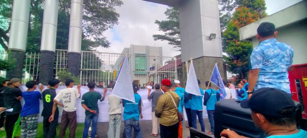 Sambangi Kejati Sumsel, Massa GA-PSB, Meminta Usut Tuntas Terkait Dana Hibah 35 Miliar Dan Pengerjaan Proyek Asal-Asalan di Muara Enim Sambangi Kejati Sumsel, Massa GA-PSB, Meminta Usut Tuntas Terkait Dana Hibah 35 Miliar Dan Pengerjaan Proyek Asal-Asalan di Muara Enim
