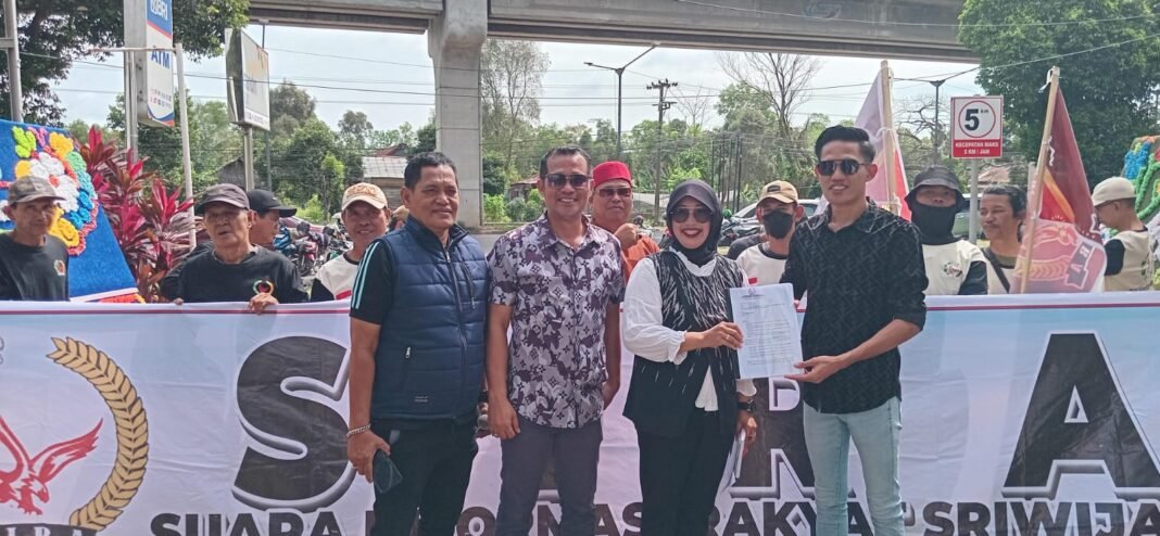 Massa SIRA Minta Kejati Sumsel Tuntas Dugaan KKN di RSUD Martapuran dan RSUD OKU Timur Terkait Paket Proyek Strategis Daerah Kabupaten OKU Timur Tahun 2025 Massa SIRA Minta Kejati Sumsel Tuntas Dugaan KKN di RSUD Martapuran dan RSUD OKU Timur Terkait Paket Proyek Strategis Daerah Kabupaten OKU Timur Tahun 2025