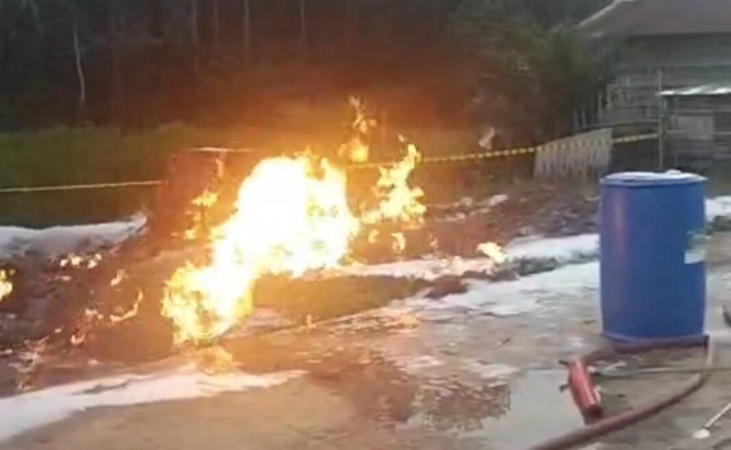 Insiden Kebocoran Pipa Diduga Milik PT Pertamina ( PHR ), Menimbulkan Masalah di Desa Talang Akar Pali Insiden Kebocoran Pipa Diduga Milik PT Pertamina ( PHR ), Menimbulkan Masalah di Desa Talang Akar Pali