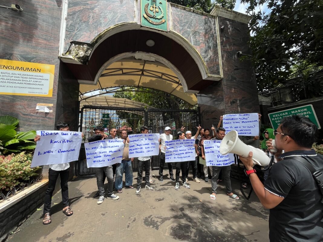 Aktivis SIRA, SCW, dan PST Aksi Damai Tuntut Penegakan Etik Jaksa Banyuasin Aktivis SIRA, SCW, dan PST Aksi Damai Tuntut Penegakan Etik Jaksa Banyuasin