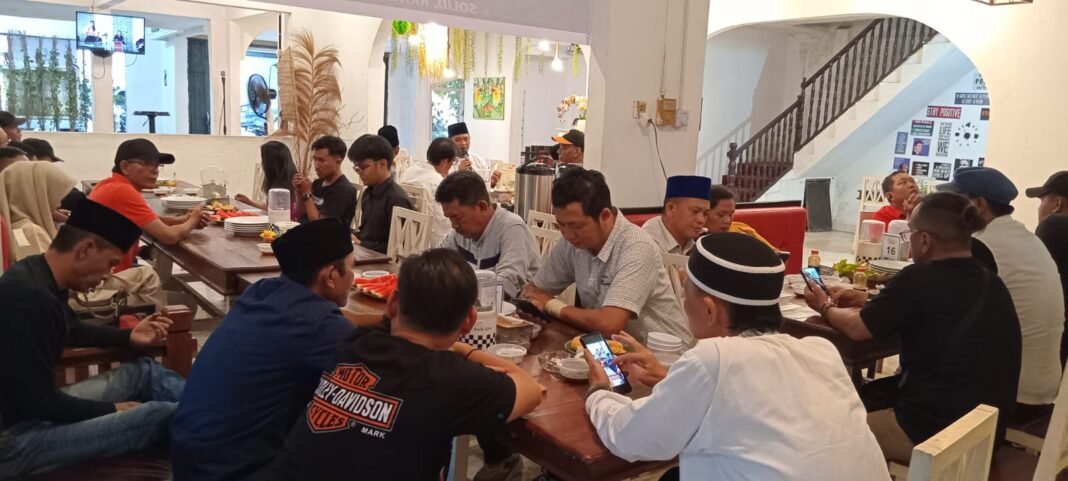 Headline Strategis: Buka Puasa Rasa Konsolidasi: Tokoh Aktivis Sumsel Rapatkan Barisan Kawal Kebijakan Publik Headline Strategis: Buka Puasa Rasa Konsolidasi: Tokoh Aktivis Sumsel Rapatkan Barisan Kawal Kebijakan Publik