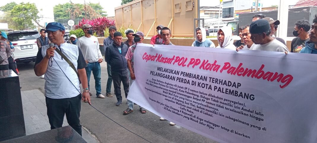 Gelar Aksi Damai di Kantor Walikota Palembang Front Aksi Rakyat Palembang Minta Walikota Palembang Evaluasi dan Copot Kasat Pol PP Kota Palembang Diduga Belum Maksimal Melaksanakan Perda Kota Palembang Gelar Aksi Damai di Kantor Walikota Palembang Front Aksi Rakyat Palembang Minta Walikota Palembang Evaluasi dan Copot Kasat Pol PP Kota Palembang Diduga Belum Maksimal Melaksanakan Perda Kota Palembang