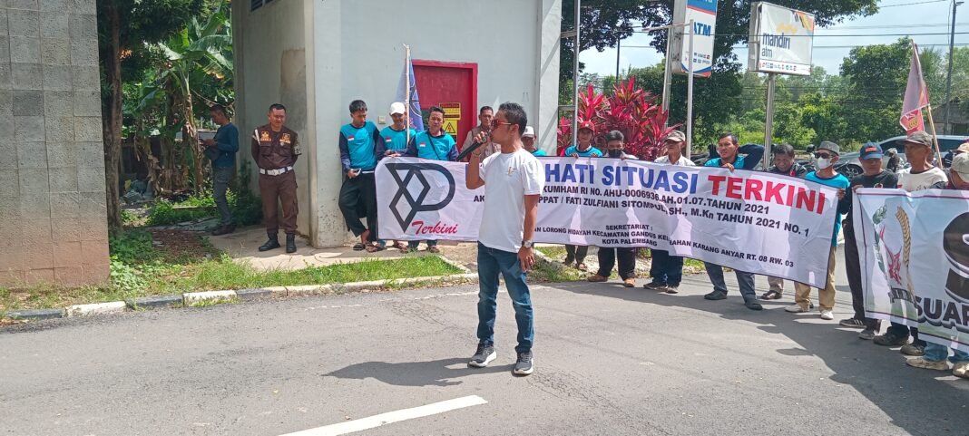 Massa SIRA dan PST Desak Kejati Sumsel Usut Tuntas Dugaan Korupsi Irigasi Air Lemutu Serta Dugaan Gratifikasi Rp1.6 M Massa SIRA dan PST Desak Kejati Sumsel Usut Tuntas Dugaan Korupsi Irigasi Air Lemutu Serta Dugaan Gratifikasi Rp1.6 M
