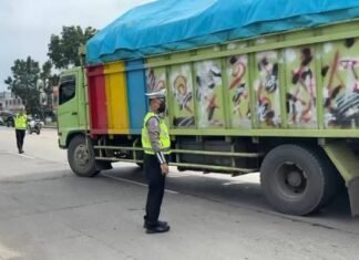 Polda Sumsel Setop Truk Sumbu Tiga di Jalur Mudik, Arus Pemudik Diprioritaskan