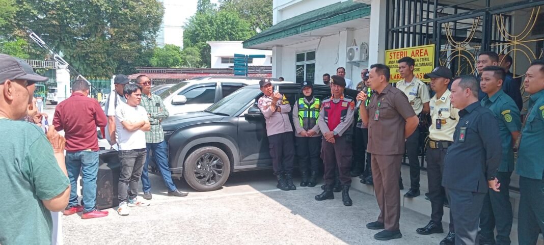 MAssa CACA Sumsel Gelar Aksi di PN Palembang Terkait Persidangan Kasus Dugaan Korupsi Dana Pokok Pikiran (Pokir) DPRD OKU di Pengadilan Tindak Pidana korupsi (Tipikor) Palembang MAssa CACA Sumsel Gelar Aksi di PN Palembang Terkait Persidangan Kasus Dugaan Korupsi Dana Pokok Pikiran (Pokir) DPRD OKU di Pengadilan Tindak Pidana korupsi (Tipikor) Palembang