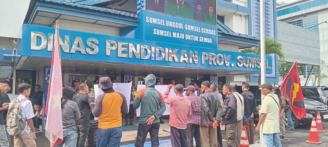 Serahkan Pakta Integritas, JAKOR Sambangi Dinas Pendidikan Provinsi Sumsel Minta Kepala Dinas Berkomitmen Memajukan Dunia Pendidikan di Sumsel Serahkan Pakta Integritas, JAKOR Sambangi Dinas Pendidikan Provinsi Sumsel Minta Kepala Dinas Berkomitmen Memajukan Dunia Pendidikan di Sumsel