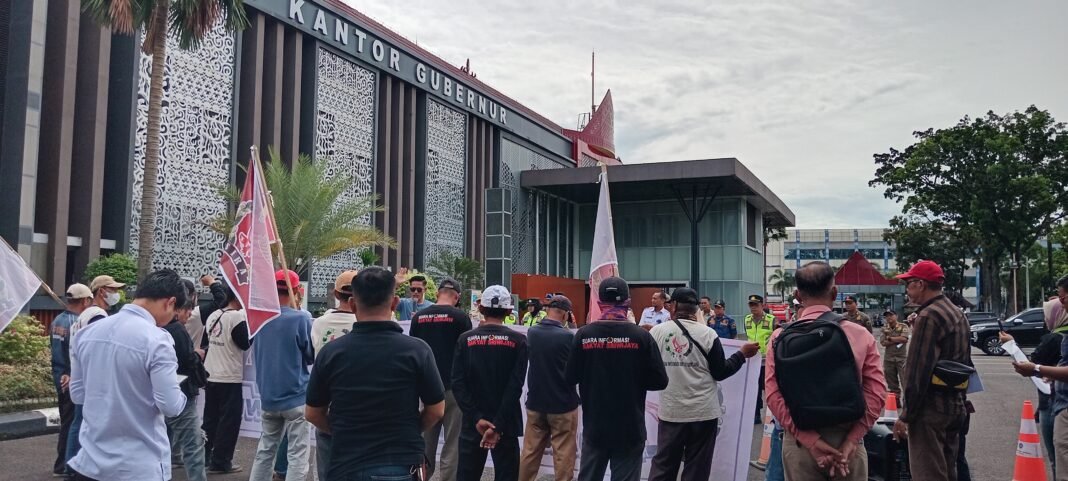 Soroti Dugaan Pencemaran Limbah PT SON, Massa SIRA Gelar Aksi di Kantor Gubernur Sumsel Soroti Dugaan Pencemaran Limbah PT SON, Massa SIRA Gelar Aksi di Kantor Gubernur Sumsel