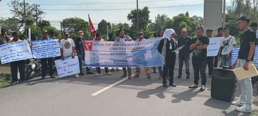 6 Item Tuntutan, Massa JAKOR Minta Kejati Sumsel Usut Tuntas Dugaan KKN Yang Ada di Wilayah Hukum Provinsi Sumatera Selatan 6 Item Tuntutan, Massa JAKOR Minta Kejati Sumsel Usut Tuntas Dugaan KKN Yang Ada di Wilayah Hukum Provinsi Sumatera Selatan