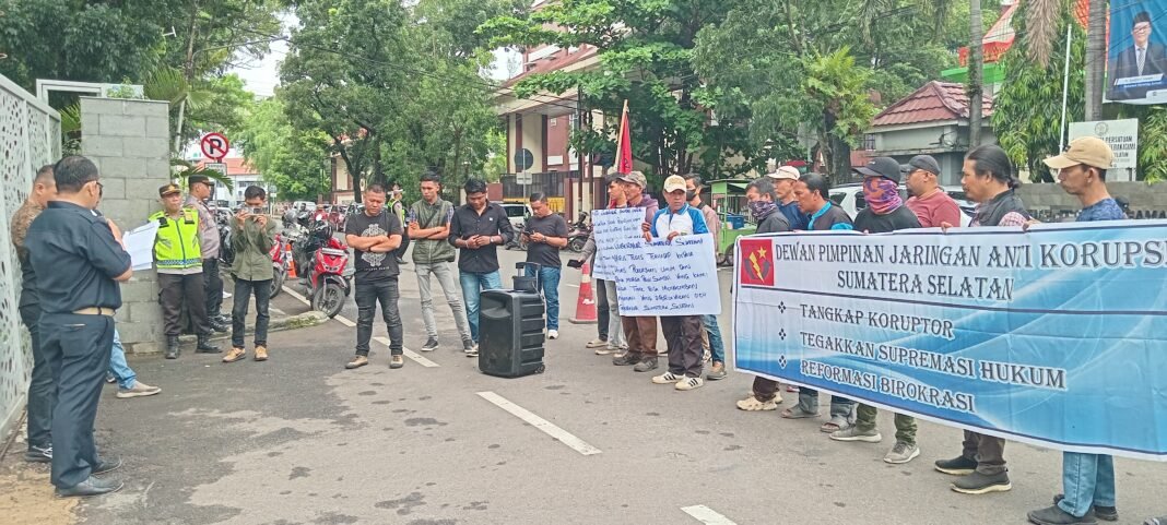 Dugaan KKN Proyek Jalan Miliaran Rupiah di Dinas PUPR Sumsel JAKOR Sumsel Gelar Aksi di Kantor Gubernur Sumsel Dugaan KKN Proyek Jalan Miliaran Rupiah di Dinas PUPR Sumsel JAKOR Sumsel Gelar Aksi di Kantor Gubernur Sumsel