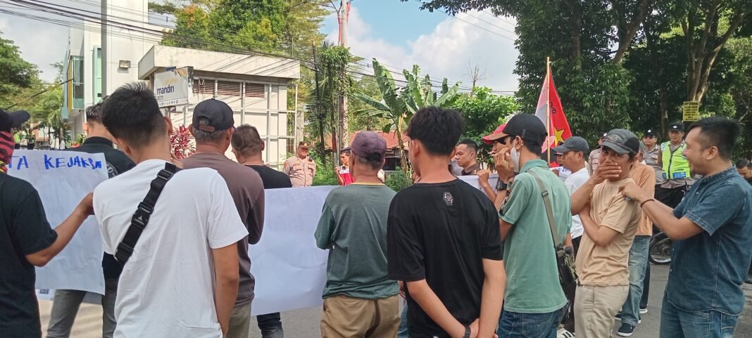 JAKOR Minta Kejati Sumsel Usut Tuntas Dugaan KKN Yang Mengakibatkan Kerugian Negara di Dinas PUPR Kabupaten Banyuasin Tahun 2025 JAKOR Minta Kejati Sumsel Usut Tuntas Dugaan KKN Yang Mengakibatkan Kerugian Negara di Dinas PUPR Kabupaten Banyuasin Tahun 2025