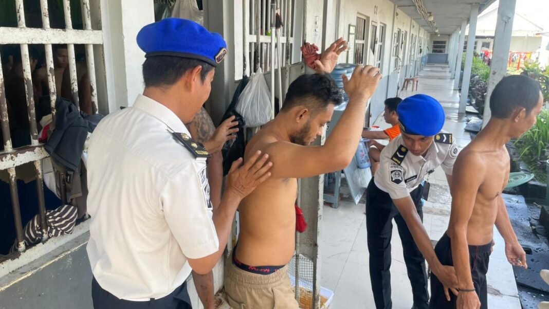 RUTAN KELAS I PALEMBANG LAKSANAKAN RAZIA SERENTAK, CIPTAKAN KONDISI AMAN DAN KONDUSIF RUTAN KELAS I PALEMBANG LAKSANAKAN RAZIA SERENTAK, CIPTAKAN KONDISI AMAN DAN KONDUSIF