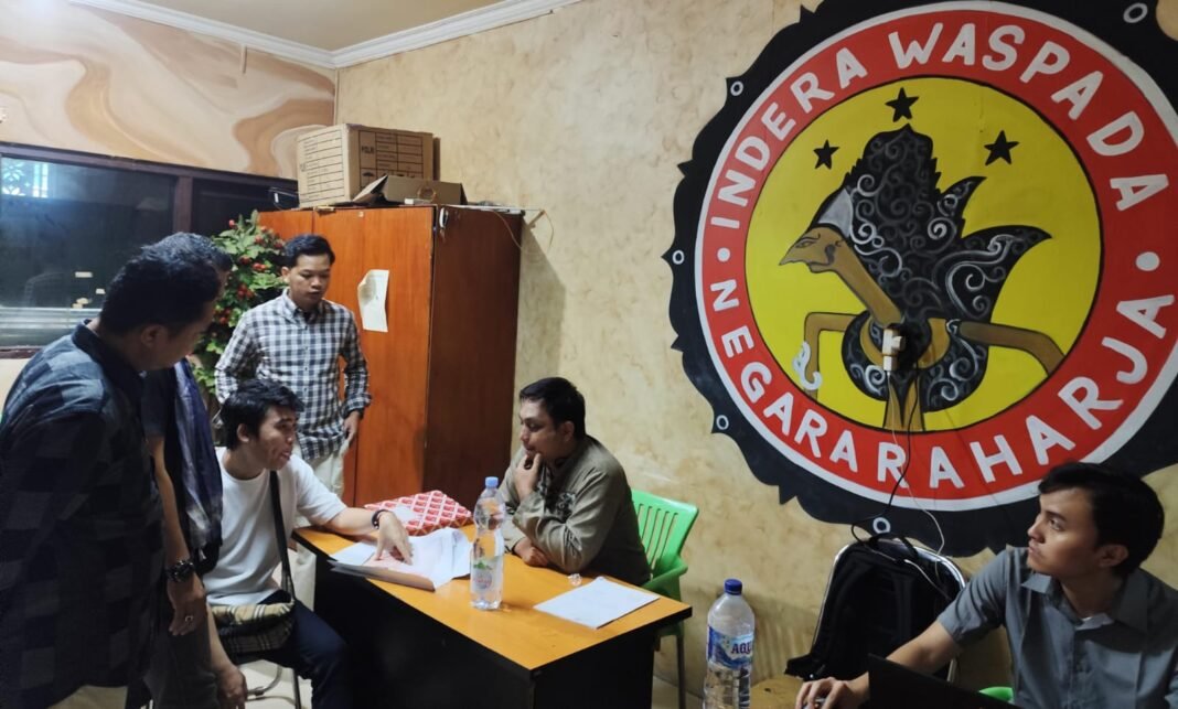 Sambangi Mapolda Sumsel LPKP Laporkan Oknum Anggota DPRD Kabupaten Ogan Komering Ulu Timur Terkait Dugaan Memiliki 2 KTP Dan Diduga Bertujuan Gadaikan SK Sambangi Mapolda Sumsel LPKP Laporkan Oknum Anggota DPRD Kabupaten Ogan Komering Ulu Timur Terkait Dugaan Memiliki 2 KTP Dan Diduga Bertujuan Gadaikan SK