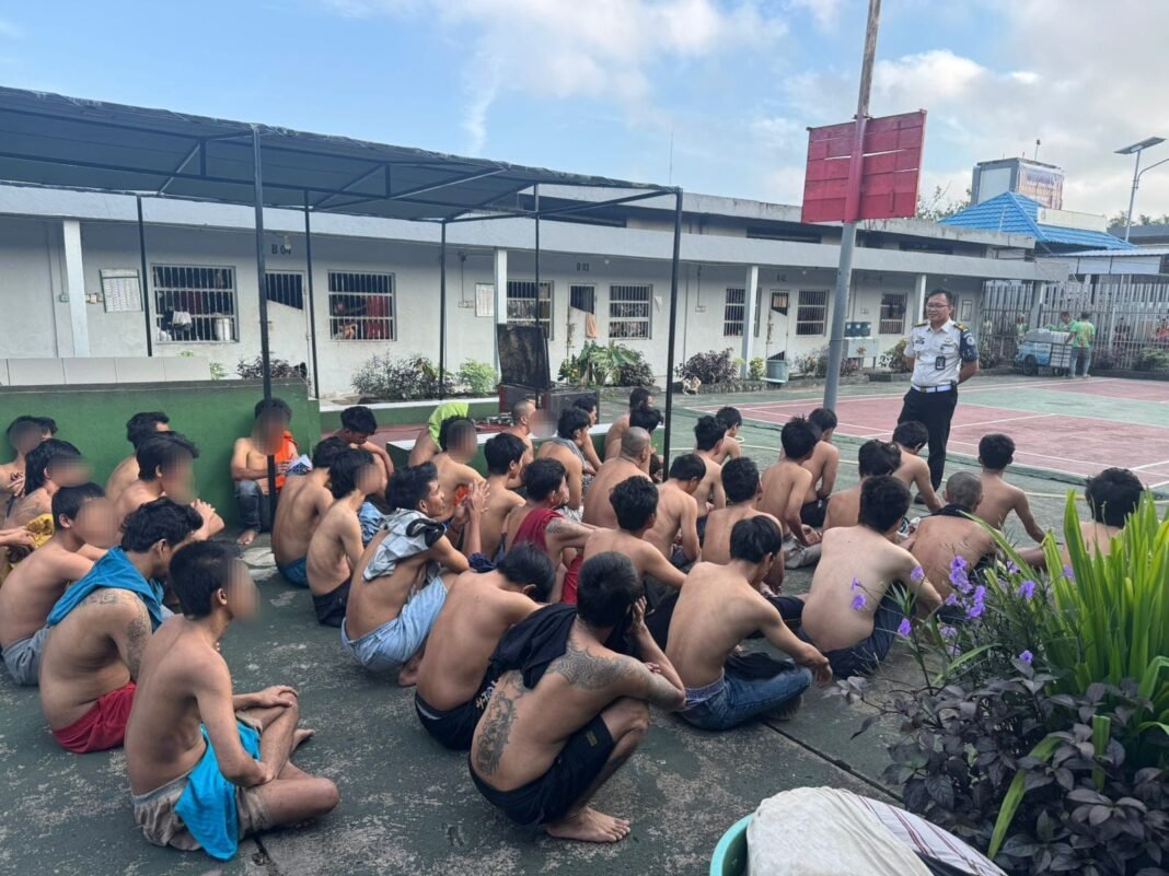 Razia Rutin dan Aksi Bersih-Bersih Blok Hunian, Rutan Kelas I Palembang Perkuat Keamanan dan Kebersihan Razia Rutin dan Aksi Bersih-Bersih Blok Hunian, Rutan Kelas I Palembang Perkuat Keamanan dan Kebersihan