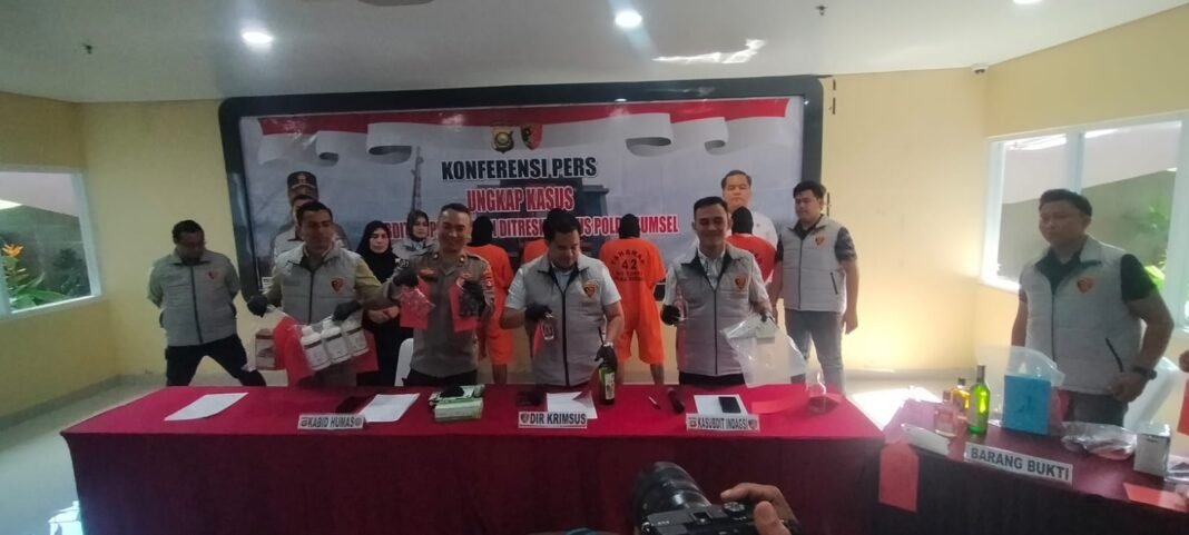 Empat Tersangka Pengoplos Miras di Banyuasin Diamankan Ditreskrimsus Beserta Barang Bukti Senilai Rp 620 Juta Empat Tersangka Pengoplos Miras di Banyuasin Diamankan Ditreskrimsus Beserta Barang Bukti Senilai Rp 620 Juta