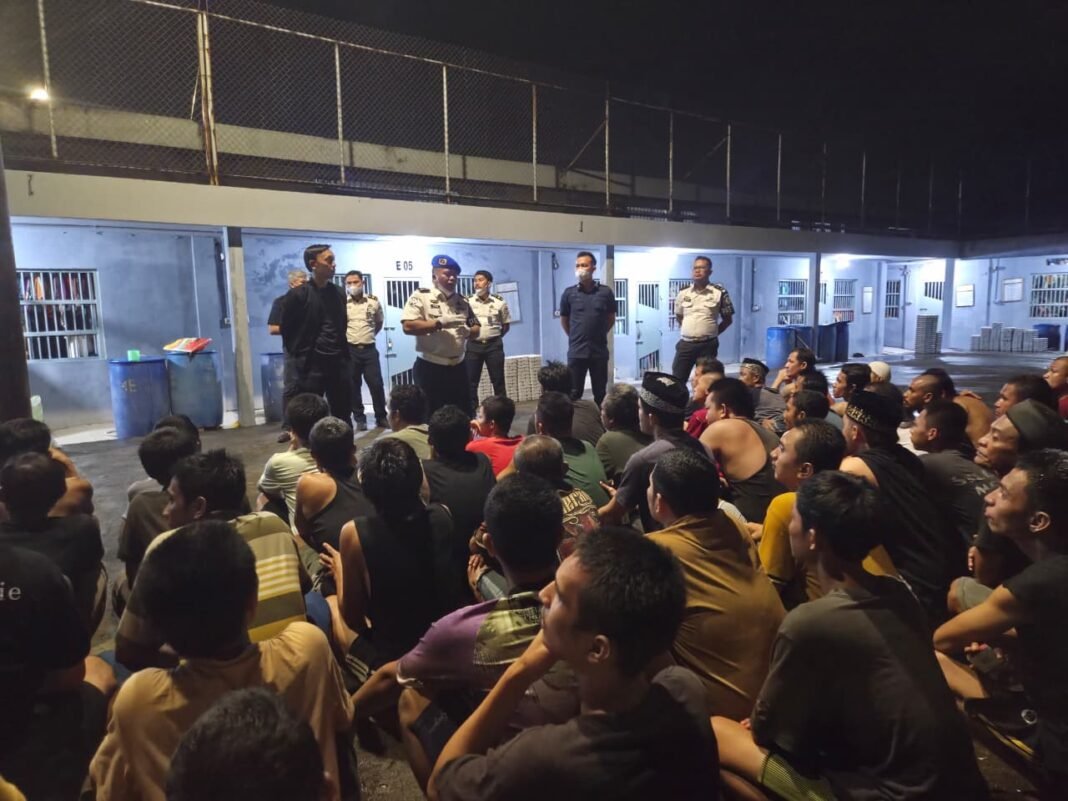 GANDENG TNI DAN POLRI, RAZIA TERPADU DAN TES URINE ACAK, RUTAN KELAS I PALEMBANG PERKETAT PENGAWASAN PEREDARAN NARKOBA DAN HP ILEGAL GANDENG TNI DAN POLRI, RAZIA TERPADU DAN TES URINE ACAK, RUTAN KELAS I PALEMBANG PERKETAT PENGAWASAN PEREDARAN NARKOBA DAN HP ILEGAL