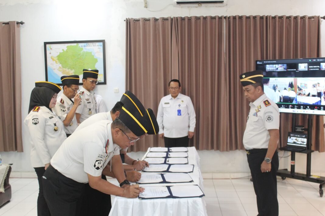 Kepala Rutan Kelas I Palembang Ikuti Ikrar Bersama dan Penandatanganan PKS Bersih dari Narkoba, Handphone, dan Pungli Kepala Rutan Kelas I Palembang Ikuti Ikrar Bersama dan Penandatanganan PKS Bersih dari Narkoba, Handphone, dan Pungli