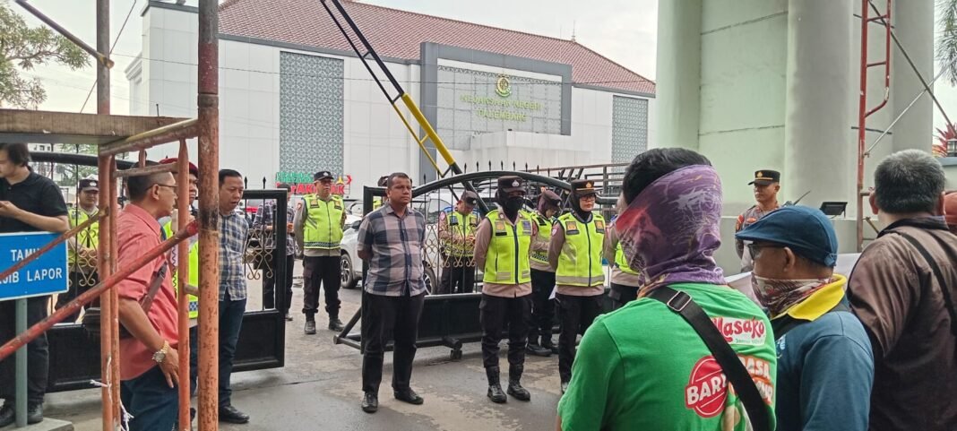 Massa CACA Sumsel Gelar Aksi Lanjutan Minta Kejari Palembang Usut Tuntas Dugaan Penyalahgunaan Wewenang dan Jabatan Yang Mengarah Tindak Pidana Korupsi di Politeknik Negeri Sriwijaya Palembang Massa CACA Sumsel Gelar Aksi Lanjutan Minta Kejari Palembang Usut Tuntas Dugaan Penyalahgunaan Wewenang dan Jabatan Yang Mengarah Tindak Pidana Korupsi di Politeknik Negeri Sriwijaya Palembang