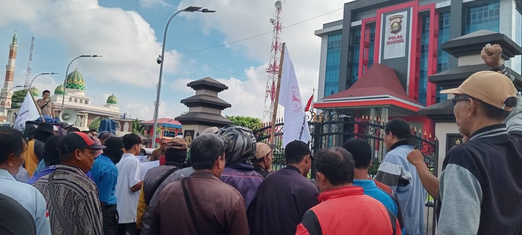 Desak Penetapan Tersangka Kasus Dugaan Penyerobotan Tanah di Desa Mangsang Muba, SCW Datangi Polda Sumsel Desak Penetapan Tersangka Kasus Dugaan Penyerobotan Tanah di Desa Mangsang Muba, SCW Datangi Polda Sumsel