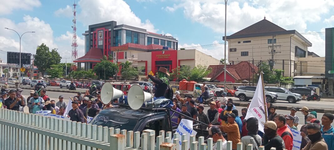 Massa SCW Desak Pertanggungjawaban Pihak Manajemen dan HRD MDP IT Superstore Palembang Terkait Dugaan Tindak Asusila Massa SCW Desak Pertanggungjawaban Pihak Manajemen dan HRD MDP IT Superstore Palembang Terkait Dugaan Tindak Asusila