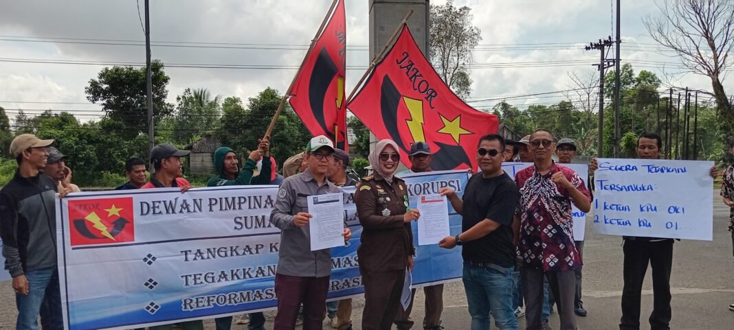 Massa JAKOR Sumsel Sambangi Kejati Sumsel Terkait Pekerjaan Jasa Penggantian Gasline di PT Pertamina EP Zona 4 Massa JAKOR Sumsel Sambangi Kejati Sumsel Terkait Pekerjaan Jasa Penggantian Gasline di PT Pertamina EP Zona 4