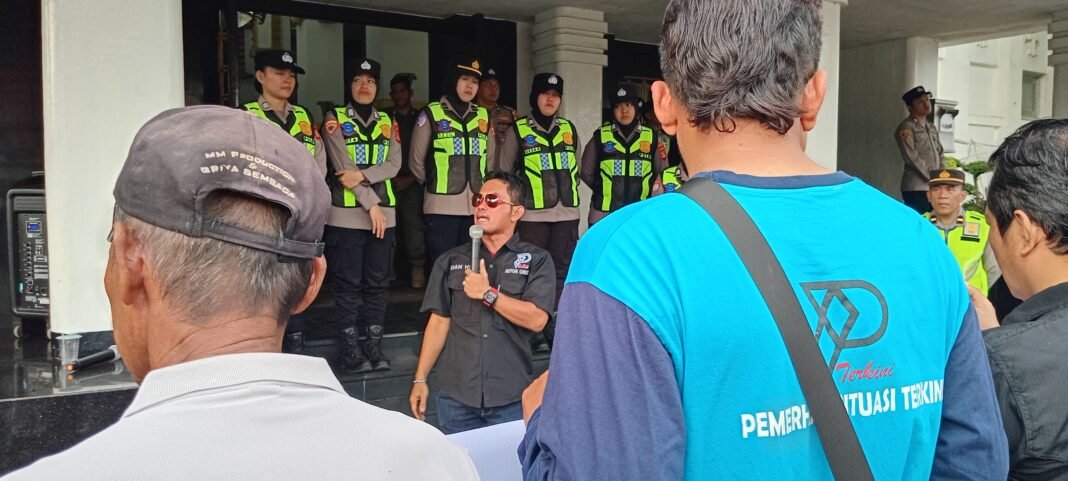 Massa PST Minta Pemkot Palembang Tegakkan Perda Reklame Massa PST Minta Pemkot Palembang Tegakkan Perda Reklame