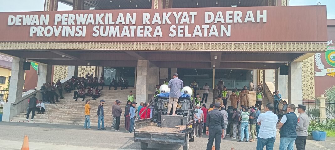 Massa Aliansi Masyarakat Sumsel Desak BK DPRD Prov. Sumsel Panggil dan Periksa Oknum Anggota DPRD Prov. Sumsel “RN” Jangan Diam dan Lindungi Oknum DPRD Prov. Sumsel Diduga Mencoreng Lembaga Massa Aliansi Masyarakat Sumsel Desak BK DPRD Prov. Sumsel Panggil dan Periksa Oknum Anggota DPRD Prov. Sumsel “RN” Jangan Diam dan Lindungi Oknum DPRD Prov. Sumsel Diduga Mencoreng Lembaga