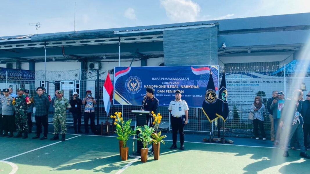 Rutan Kelas I Palembang Gelar Penggeledahan Bersama APH, Wujudkan Pemasyarakatan Bersih dari Handphone Ilegal dan Narkoba Rutan Kelas I Palembang Gelar Penggeledahan Bersama APH, Wujudkan Pemasyarakatan Bersih dari Handphone Ilegal dan Narkoba