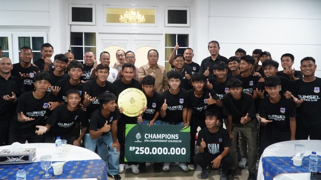 Presiden Sumsel United Cik Ujang Serahkan Bonus Rp25 Juta Usai Tim U-19 Juara EPA Championship 2025/2026 Presiden Sumsel United Cik Ujang Serahkan Bonus Rp25 Juta Usai Tim U-19 Juara EPA Championship 2025/2026