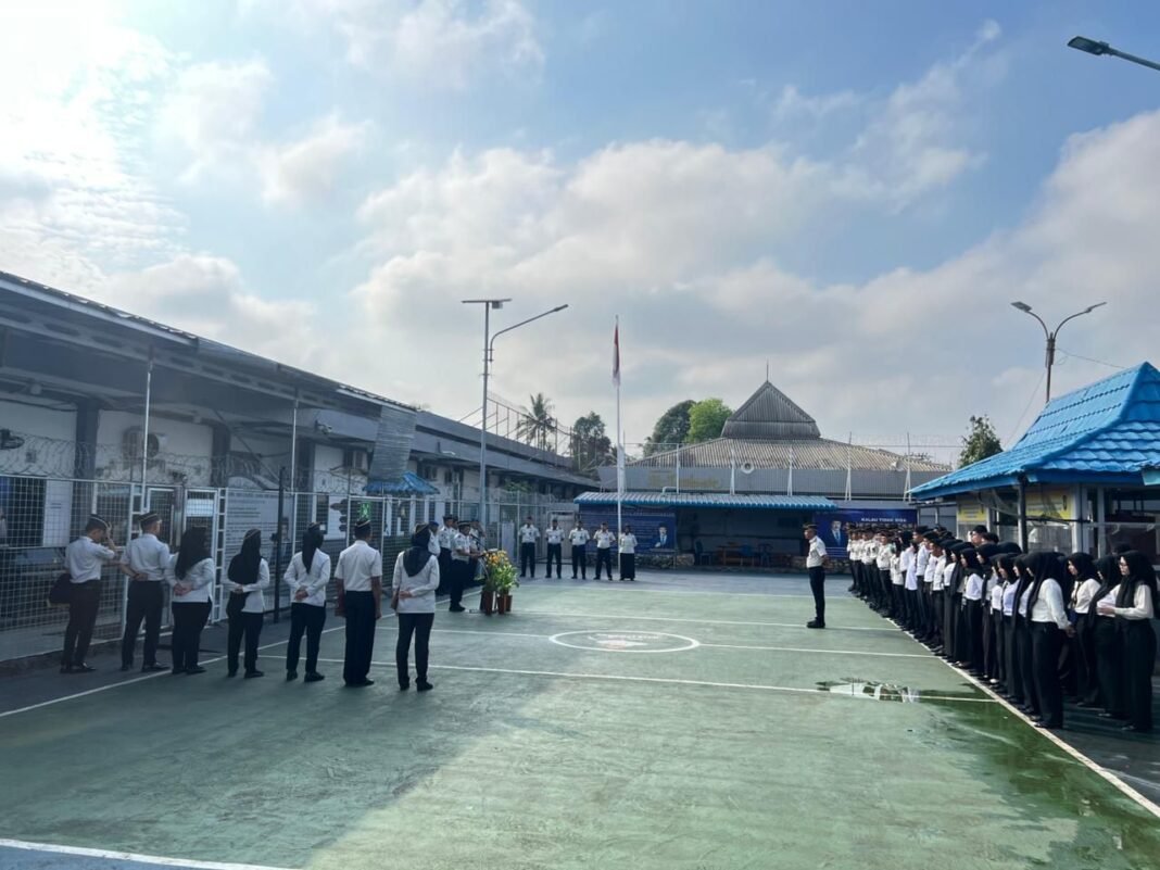 Kakanwil Ditjenpas Sumsel Pimpin Apel Kedisiplinan di Rutan Kelas I Palembang, Berikan Reward kepada Petugas Berprestasi Kakanwil Ditjenpas Sumsel Pimpin Apel Kedisiplinan di Rutan Kelas I Palembang, Berikan Reward kepada Petugas Berprestasi