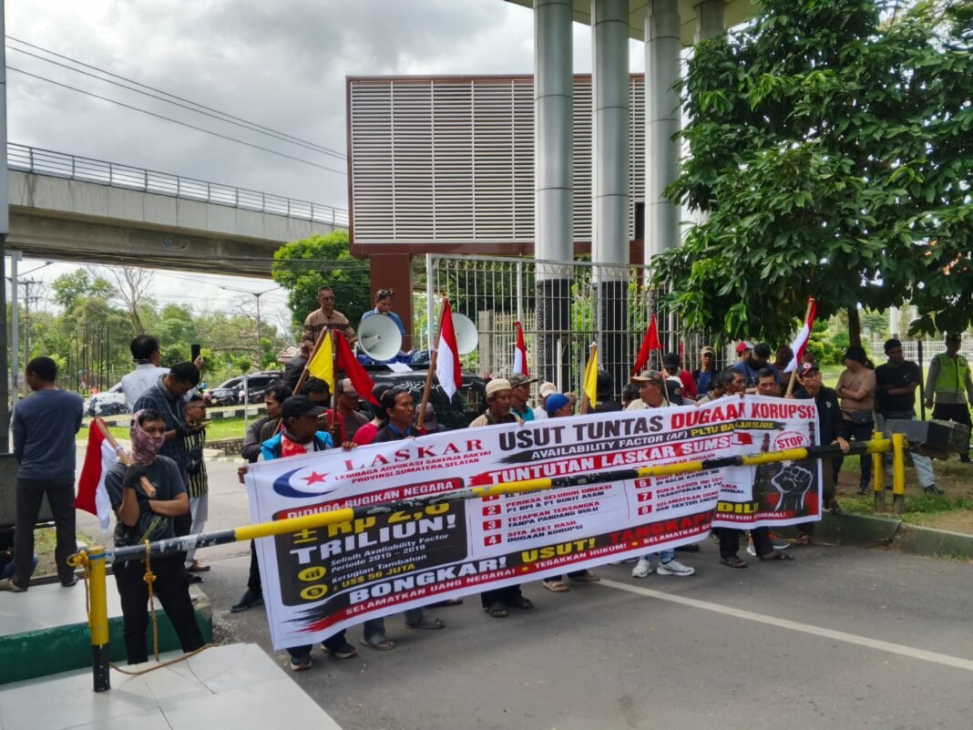 Massa LASKAR SUMSEL Laporkan Dugaan Penyimpangan Operasional PLTU Banjarsari Rp2,8 Triliun ke Kejati Sumsel Massa LASKAR SUMSEL Laporkan Dugaan Penyimpangan Operasional PLTU Banjarsari Rp2,8 Triliun ke Kejati Sumsel