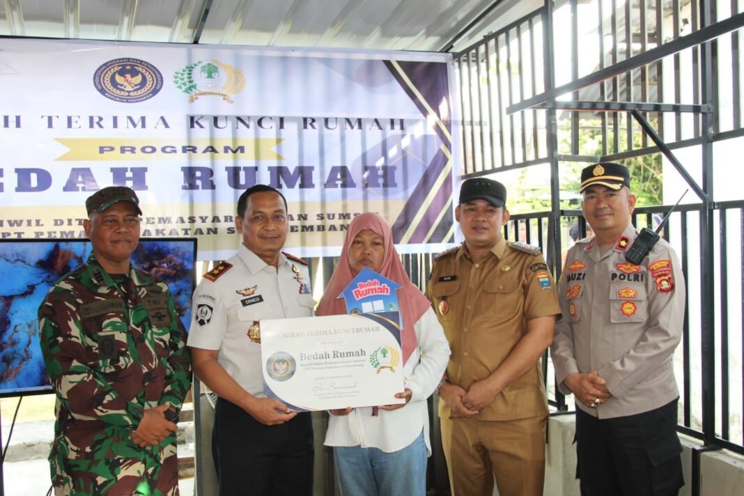 Kakanwil Ditjenpas Sumsel Erwedi Supriyatno Serahkan Kunci Program Bedah Rumah untuk Warga Palembang Kakanwil Ditjenpas Sumsel Erwedi Supriyatno Serahkan Kunci Program Bedah Rumah untuk Warga Palembang