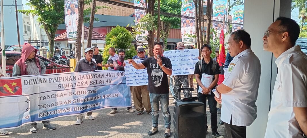 Gelar Aksi di Dinas PUBMTR Prov. Sumsel, Jakor Sumsel Minta Kepala Dinas Mundur dari Jabatannya Terkait Dugaan KKN Gelar Aksi di Dinas PUBMTR Prov. Sumsel, Jakor Sumsel Minta Kepala Dinas Mundur dari Jabatannya Terkait Dugaan KKN