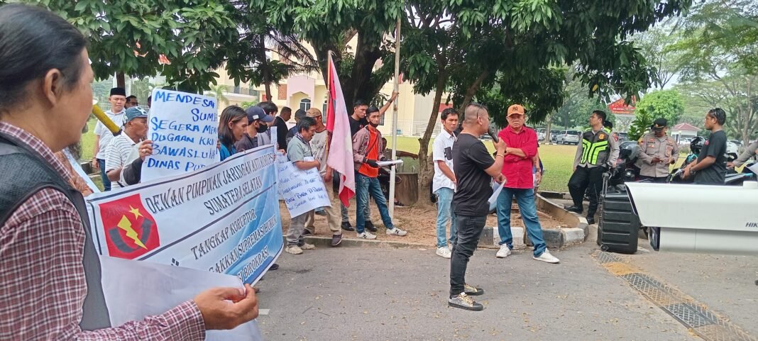 Massa JAKOR Sambangi Kejati Sumsel Terkait Dugaan Korupsi Lalu Lintas Pelayaran di Perairan Sungai Lalan Muba Terhadap Pemandu Kapal Tunda Massa JAKOR Sambangi Kejati Sumsel Terkait Dugaan Korupsi Lalu Lintas Pelayaran di Perairan Sungai Lalan Muba Terhadap Pemandu Kapal Tunda