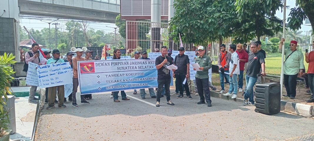 Dugaan Pencemaran Lingkungan dari Penambangan Batu Bara di Wilayah Bentayan Sungai Lilin Muba di Lakukan Oleh PT Putra Muba Coal, Massa JAKOR Sambangi Kejati Sumsel Dugaan Pencemaran Lingkungan dari Penambangan Batu Bara di Wilayah Bentayan Sungai Lilin Muba di Lakukan Oleh PT Putra Muba Coal, Massa JAKOR Sambangi Kejati Sumsel